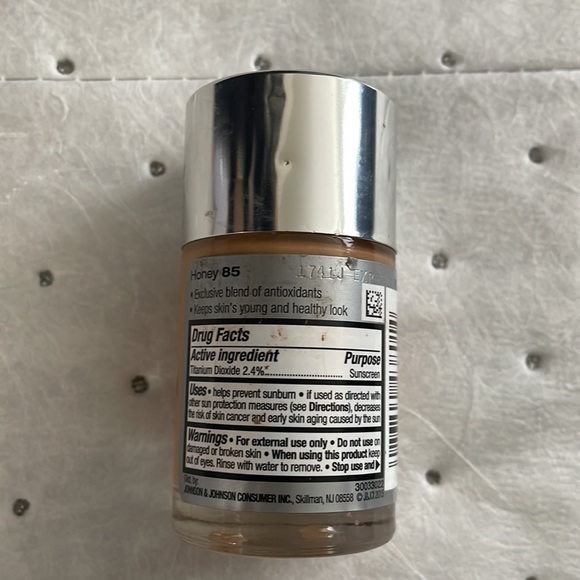 Neutrogena Healthy Skin Foundation in HONEY 85 - Picture 2 of 3